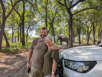 Conni und Rainer stehen vor einem Elefanten