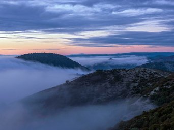Sonnenaufgang in Andújar und nebelverhangene Hügel