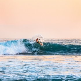 Surfer surft auf einer Welle