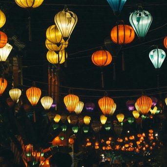 asiatische Laternen in der Nacht