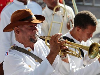 Zwei Musikanten spielen Trompete