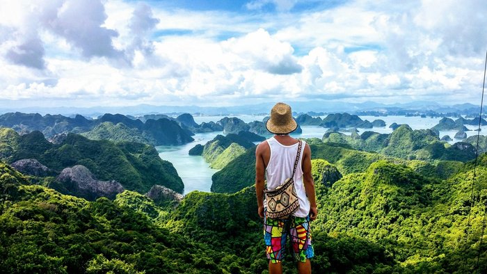 Mann schaut auf Ha Long Bucht