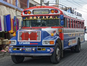 Ein typischer bunter Bus in Antigua.