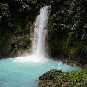 türkisblauer Wasserfall in Costa Rica