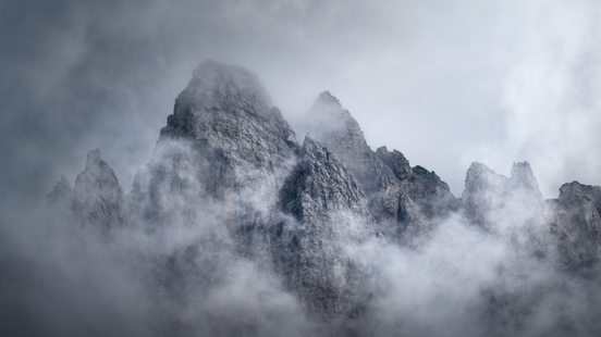 Bergspitze mit Schnee und Nebel in der Luft