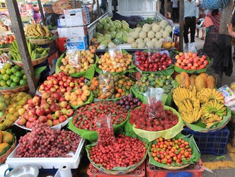 Ein Stand voller lokaler Lebensmittel auf dem Antigua Markt in Gutemala.