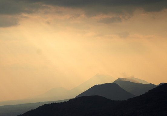 Sonnenuntergang bei regnerischem Wetter über den Bergen