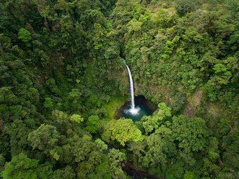 Costa Rica Wasserfall von oben mitten im Regenwald