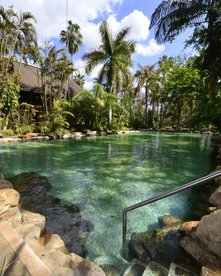 Großer Pool in der Makutsi Lodge in Südafrika