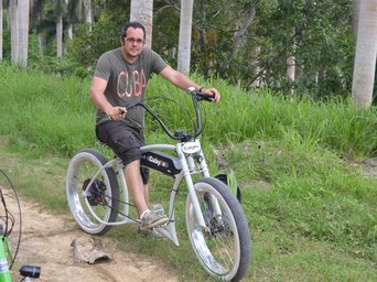 Mann posiert auf Fahrrad