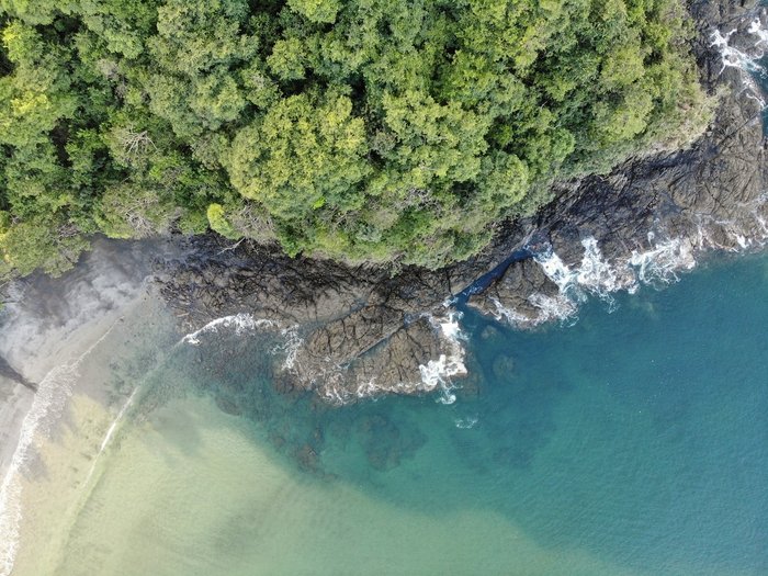 Bild mit der Drohne von der Küste Costa Ricas, Regenwald und Meer