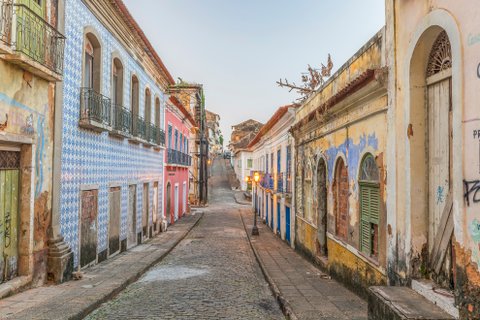 Brasilien - Gasse mit bunten Häusern