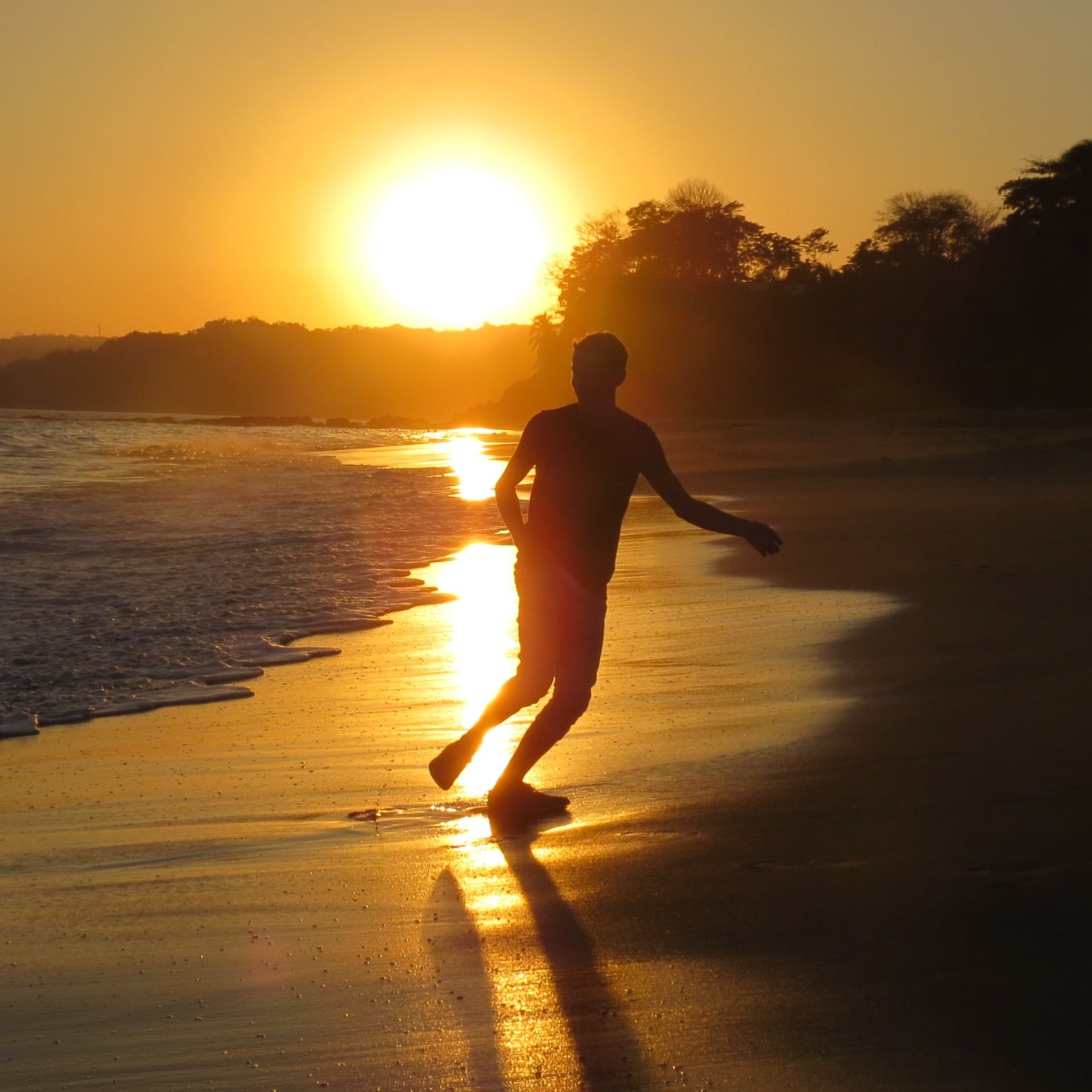 Mensch rennt am Strand entlang Sonnenuntergang 