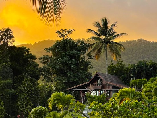 Hotel Jardin Malanga von weitem bei Sonnenuntergang