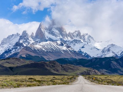 Patagonien Gruppenreise - Straße führt in Richtung Fitz Roy