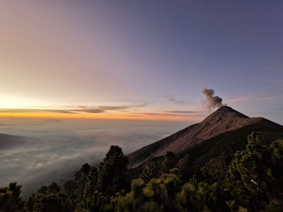 aktiver Vulkan über Wolkendecke - Guatemala Highlights