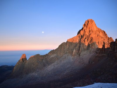 Berggipfel bei Sonnenaufgang - Kenia Highlights