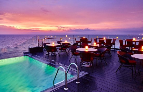 Ozo Colombo Pool bei Sonnenuntergang Sri Lanka