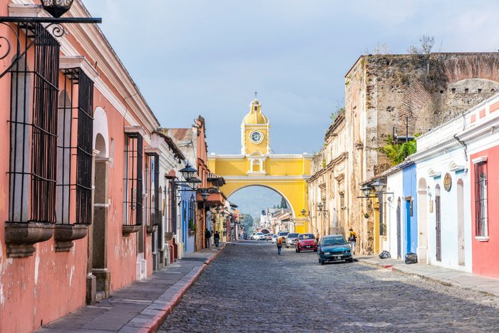 Antigua Stadt mit gelben Torbogen - Guatemala Highlights