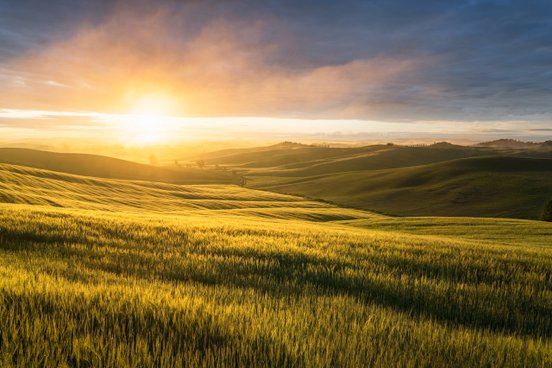 Sonnenuntergang über der Landschaft der Toskana