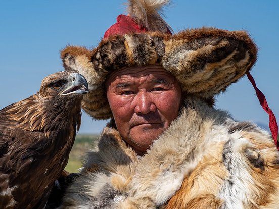 Nomadenkultur - mann mit adler auf schulter - mongolei rundreise 2 wochen