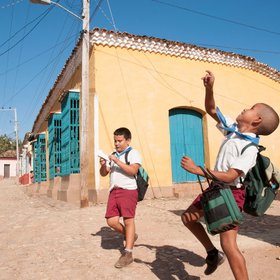 Kinder spielen in einer Straße in Kuba