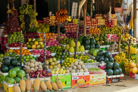 Privatreise Sri Lanka - ein übervoller Stand mit tropischen Früchten