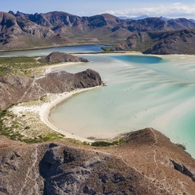 Tagsüber Luftaufnahme von Playa Balandra, einem ikonischen Strand in La Paz, Baja California Sur, Mexiko