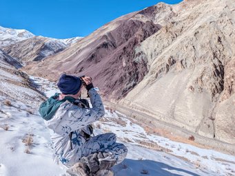 Paul Stoll beobachtet Schneeleopard