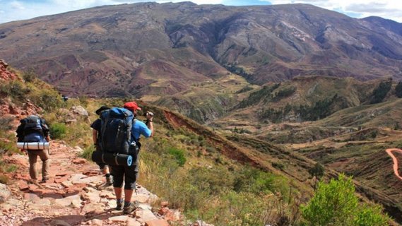 Bolivien Rundreise - Wanderer mit Rucksack auf Inka Pfad