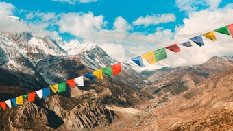 Nepal Gruppenreise  - Berge mit bunten Fahnen