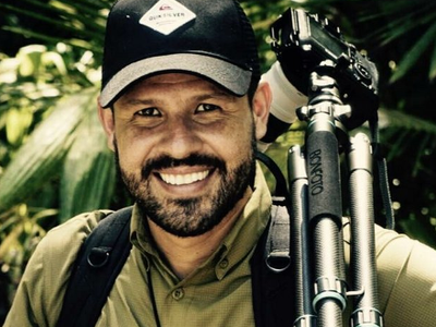Reiseleiter Jonathan Serrano mit Stativ