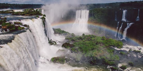 Iguazu Wasserfälle mit Regenbogen