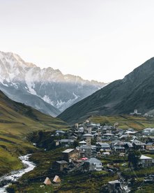 kleines Dorf vor Bergkulisse