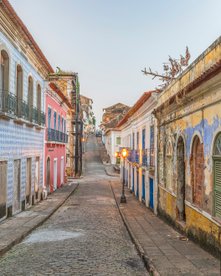 Brasilien - Gasse mit bunten Häusern
