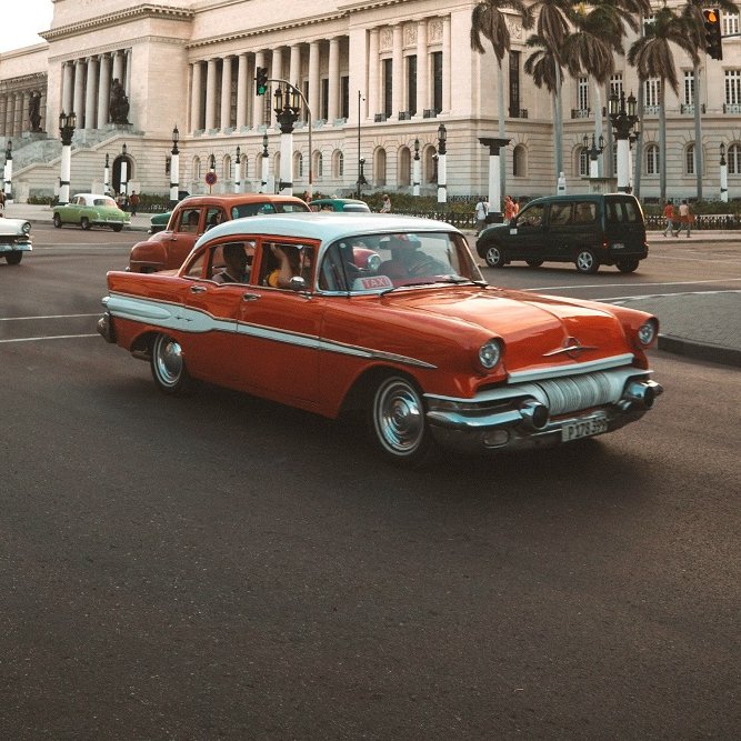 Roter Oldtimer in Havanna