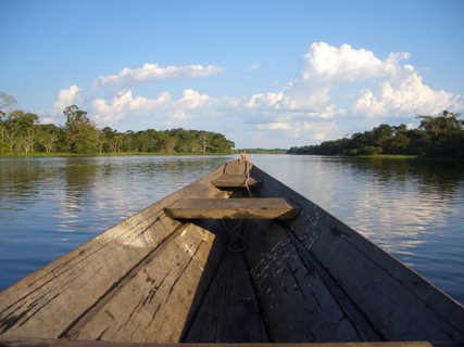 Gruppenreise Brasilien - Boot fährt durch Fluss