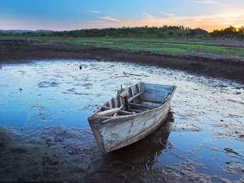 Boot in ausgetrocknetem Flussbett