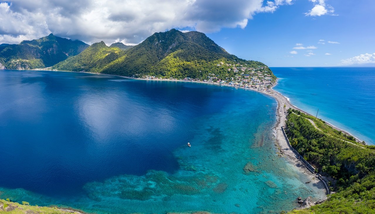 Kleines Dorf auf einer Insel zwischen Atlantik und Karibik