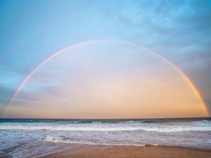 Regenbogen über dem Meer