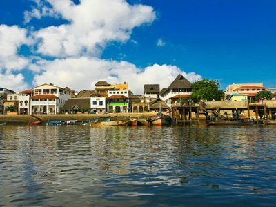 Bunte Häuser am Wasser - Kenya Highlights