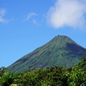 Blick auf den Vulkan Arenal durch Blätter hindurch