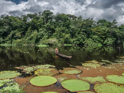 Fischer auf Holzboot im Amazonas - Brasilien Highlights