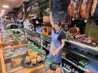 Frau schenkt Apfelwein ein - Reisebericht Spanien