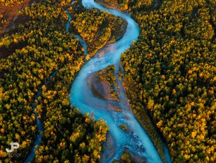 Türkisblauer Fluss schlängelt sich durch die Landschaft Schwedens
