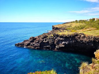Blaues, glasklares Wasser und steile Felsen