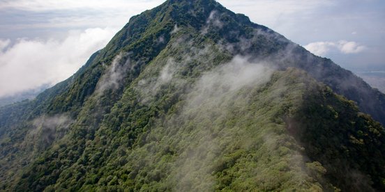Berg und ein paar Wolken im Regenwald von Nicaragua