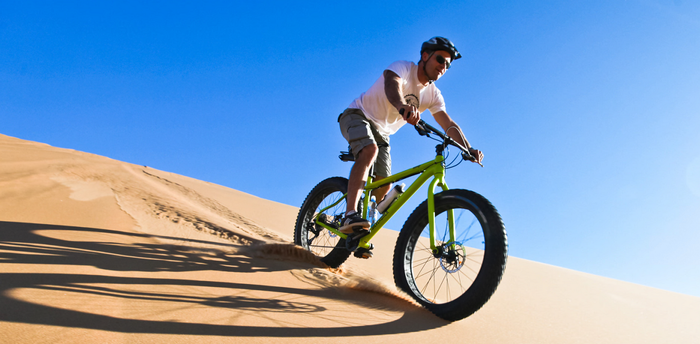 Mann auf Fatbike-Tour in der Wüste
