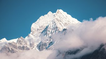 Schneebedeckter Gipfel im Himalaya