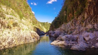 Auf dem Fluss zwischen aufragenden Felswänden